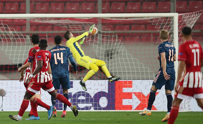 Kết quả Olympiakos 1-3 Arsenal: Odegaard tái hiện siêu phẩm Messi giúp “Pháo thủ” đặt 1 chân vào tứ 