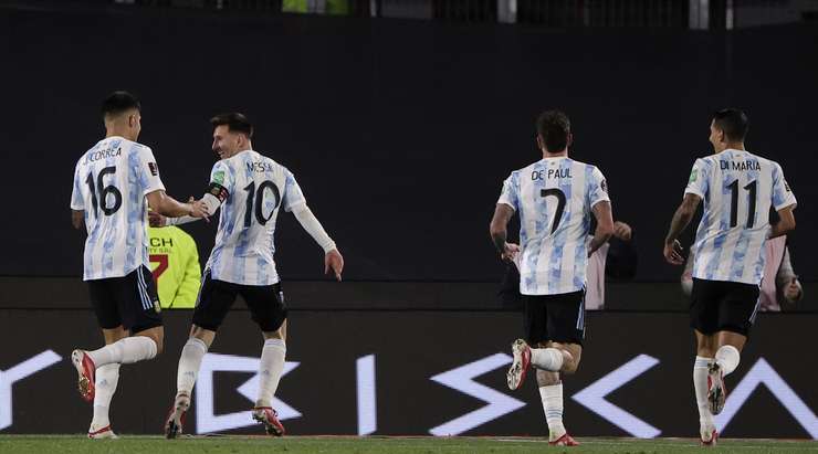 Argentina 3-0 Bolivia: Messi lập hattrick