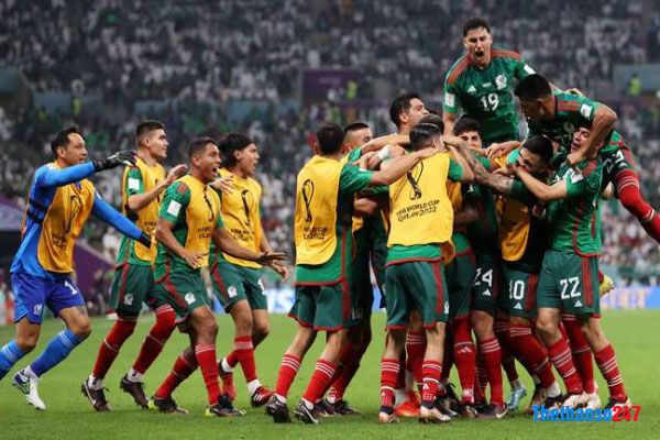 Mexico dồn lên tấn công với hy vọng đi tiếp