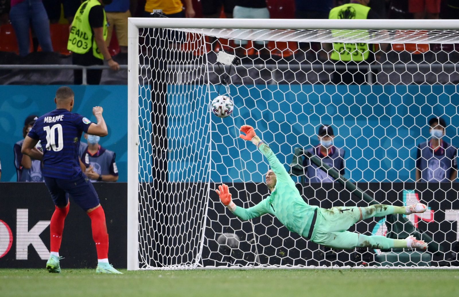 Mbappe đá hỏng luân lưu