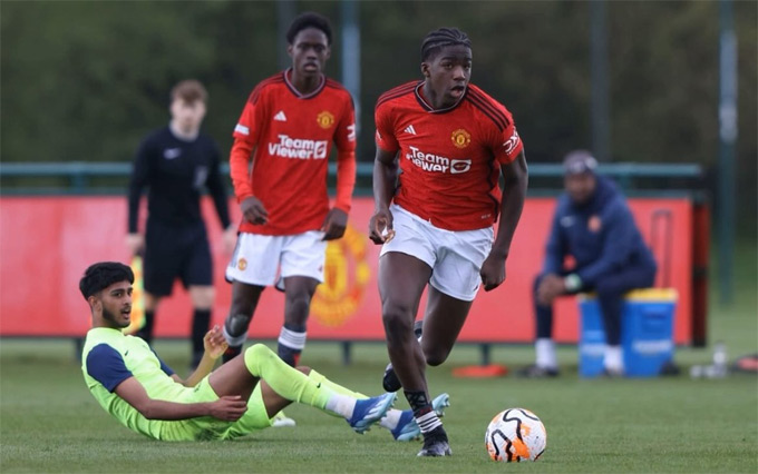 Huyền thoại Man United Godwill Kukonki được gọi lên tập luyện cùng đội một trong bối cảnh khủng hoảng hàng thủ