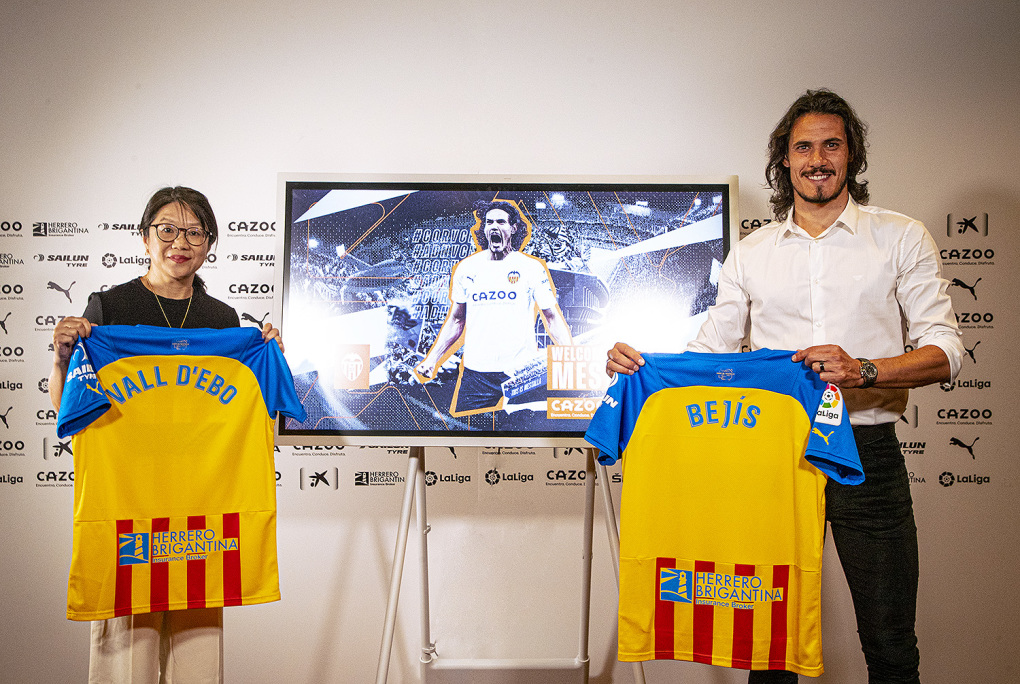 Cavani chính thức cập bến Valencia từ mùa giải năm nay 
