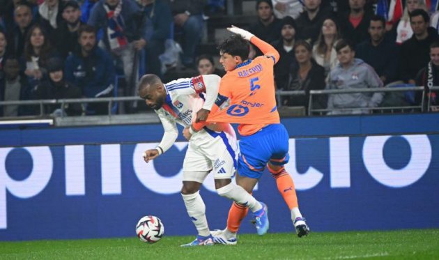 Điểm nhấn sân Lyon Giám đốc thể thao Marseille phản đối quyết định của trọng tài