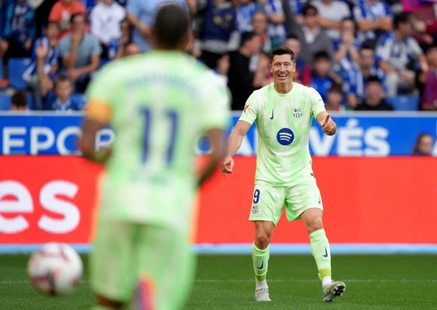 Lewandowski sánh ngang Messi với cú hat-trick lịch sử