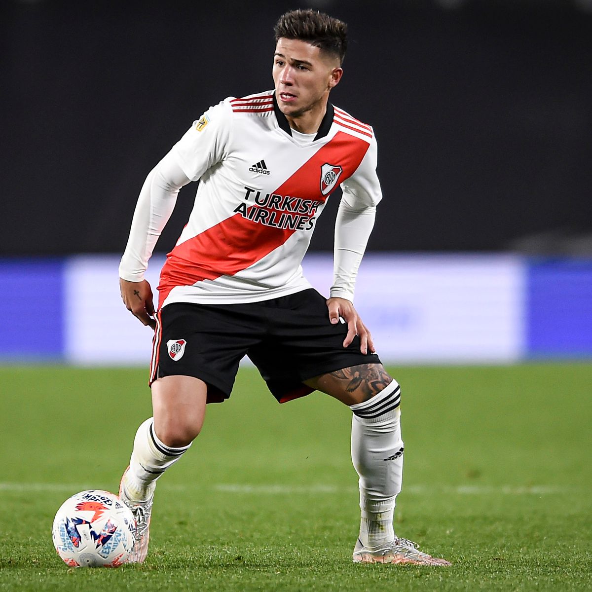 Man City cạnh tranh với Man United trong cuộc đua ký Enzo Fernandez