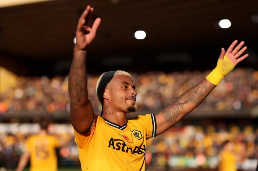 Mario Lemina Bị Tước Băng Đội Trưởng Tại Wolves Sau Vụ Xô Xát Hậu Trận Đấu