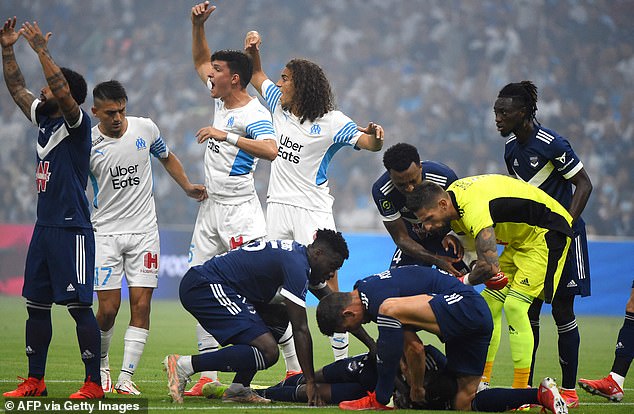 Samuel Kalu gục ngã ngay trên sân trong trận Marseille vs Bordeaux