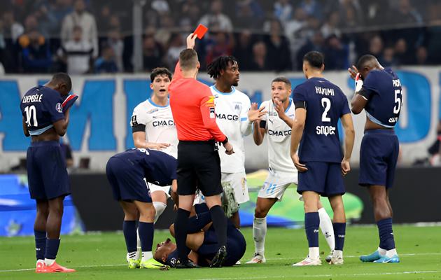Thảm họa phòng ngự và thẻ đỏ của Harit khiến Marseille thảm bại trước PSG