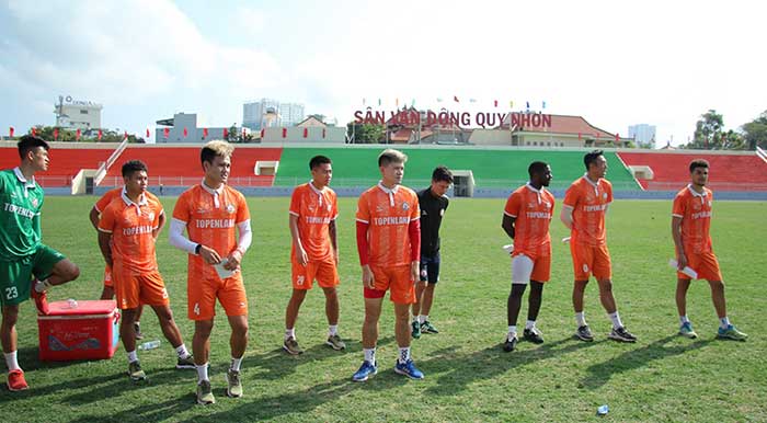 Mặt cỏ chưa hoàn thiện, Bình Định phải mượn sân thi đấu