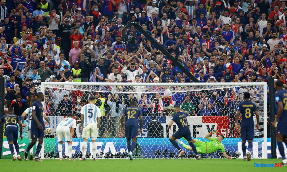 Kylie Mbappe đã trở thành cầu thủ đầu tiên lập được hat-trick 