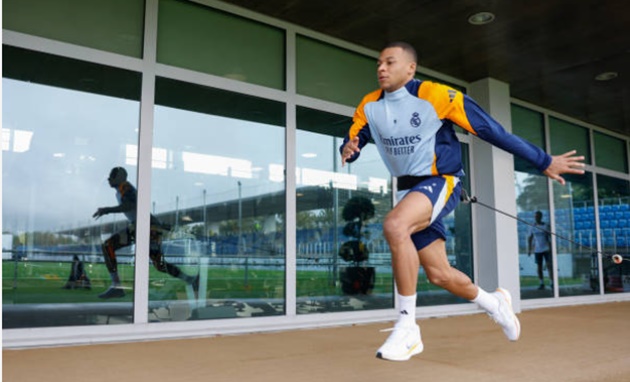 Mbappe Đối Mặt Sóng Gió Nghiêm Trọng tại Real Madrid Áp Lực Sân Cỏ và Lùm Xùm Ngoài Sân Bóng