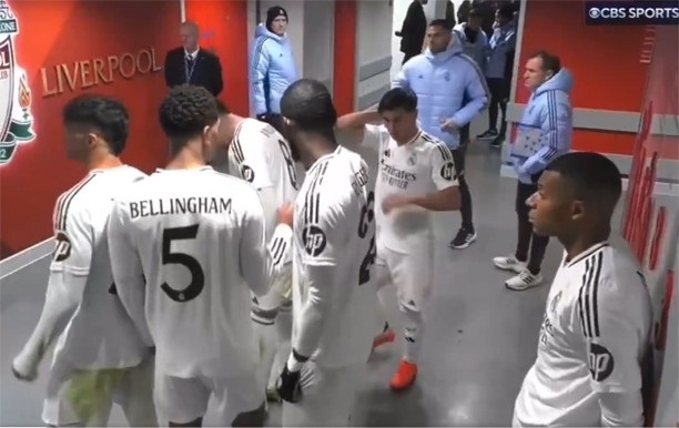 Kylian Mbappe: Một mình và bị cô lập trong đường hầm Anfield