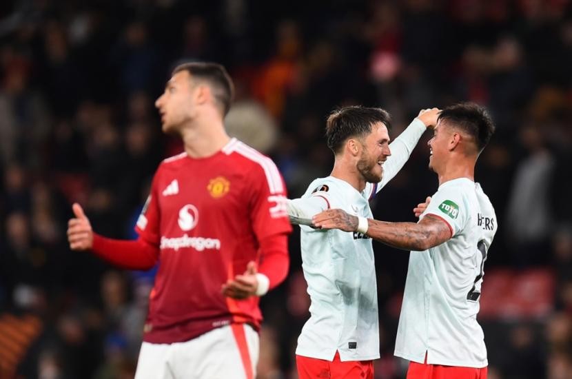 Mees Hilgers tỏa sáng trong màu áo FC Twente, cầm hòa Manchester United tại Europa League