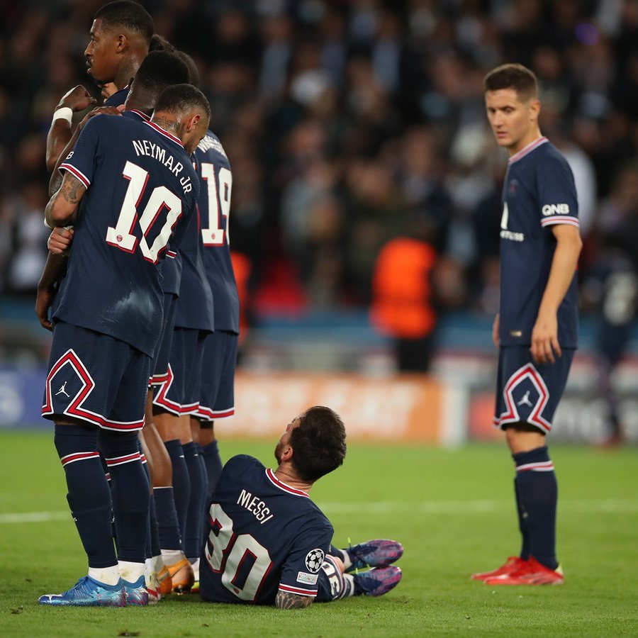 Messi nằm hàng rào