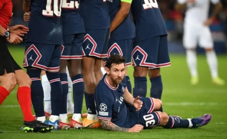 Messi nằm hàng rào