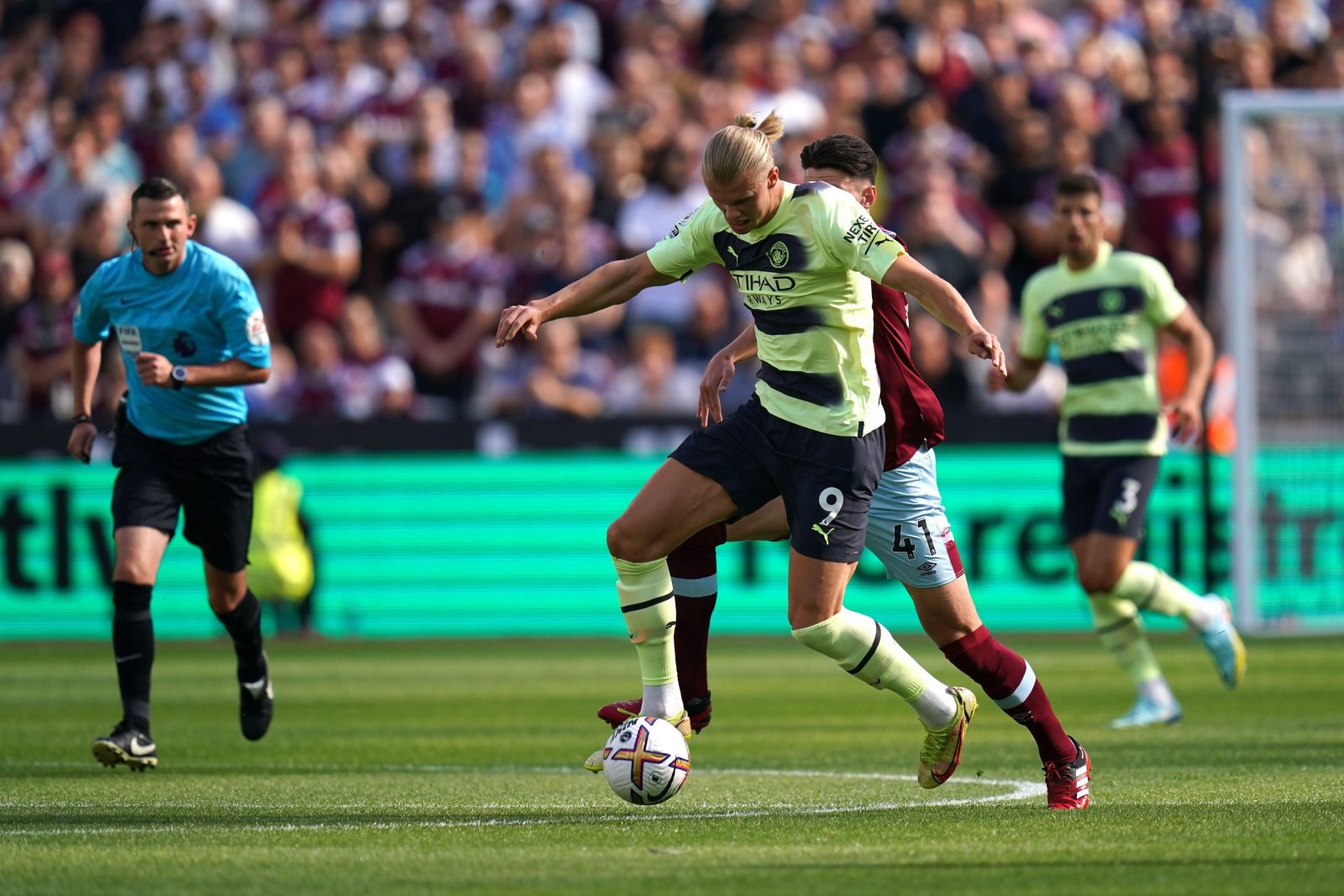 Cú đúp vào hôm qua cũng là lời thông báo mà tiền đạo 22 tuổi gửi đến mọi hàng phòng ngự tại giải đấu Cú đúp vào hôm qua cũng là lời thông báo mà tiền đạo 22 tuổi gửi đến mọi hàng phòng ngự tại giải đấu