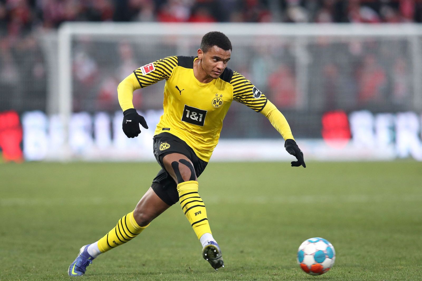 Man Utd muốn mua Manuel Akanji
