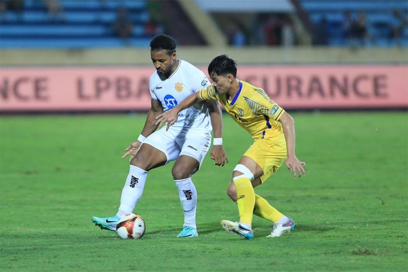 Nguyễn Xuân Son tỏa sáng rực rỡ, giúp Nam Định hạ gục SLNA 4-1
