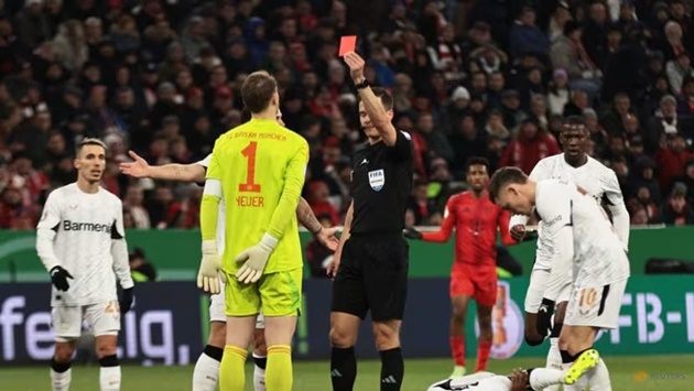 Manuel Neuer Phá vỡ Chuỗi Không Thẻ Đỏ, Bị Treo Giò Sau Thẻ Đỏ Đầu Tiên Trong Sự Nghiệp