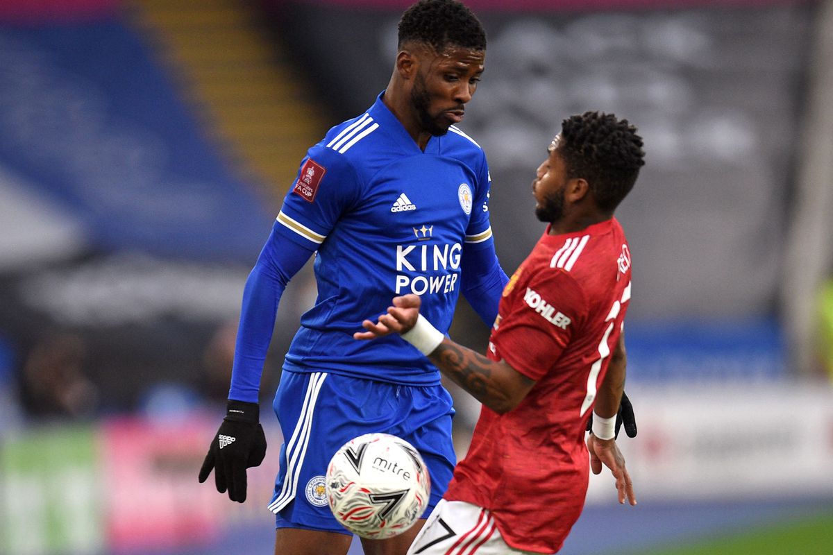 Soi kèo phạt góc thẻ vàng Leicester và MU