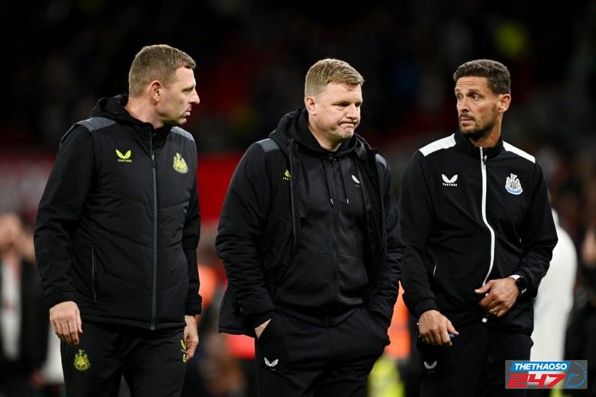 Eddie Howe và các trợ lý đầy thất vọng trong trận đấu với Manchester United Eddie Howe và các trợ lý đầy thất vọng trong trận đấu với Manchester United
