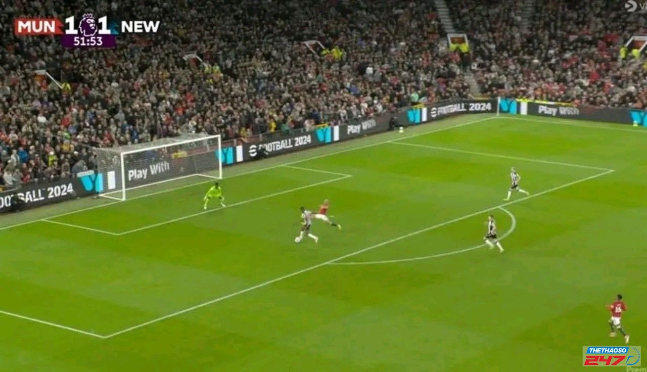 Pha bỏ lỡ của Isak trong trận đấu với Manchester United Pha bỏ lỡ của Isak trong trận đấu với Manchester United