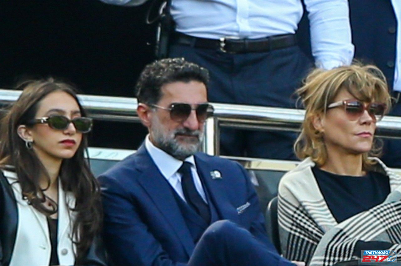 Chủ tịch Yasir Al-Rumayyan đến dự kháng trận đấu giữa Newcastle và Brighton - Ảnh Collect Chủ tịch Yasir Al-Rumayyan đến dự kháng trận đấu giữa Newcastle và Brighton - Ảnh Collect