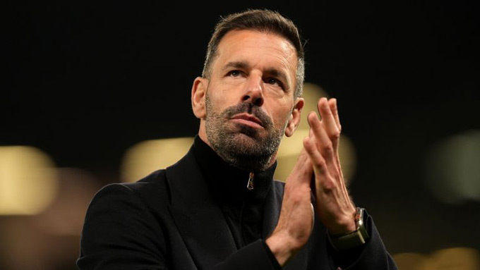 Hành trình của Van Nistelrooy tại Man United Chiến thắng, Cảm xúc và tương lai bất định