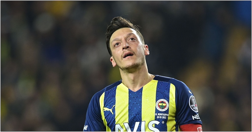 Mesut Ozil cập bến Newcastle