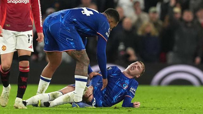 Pha va chạm gây tranh cãi giữa Lisandro Martinez và Conor Gallagher khiến Conor Gallagher đau đớn