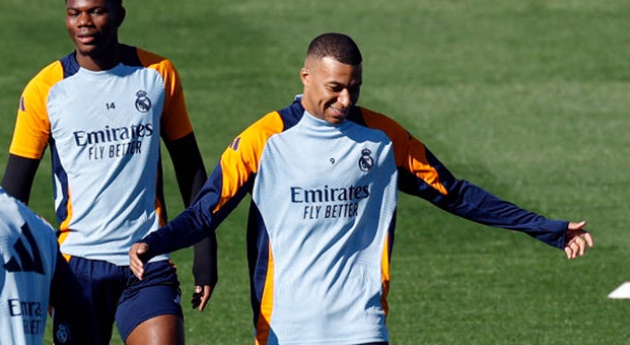 Mbappe Đối Mặt Sóng Gió Nghiêm Trọng tại Real Madrid Áp Lực Sân Cỏ và Lùm Xùm Ngoài Sân Bóng