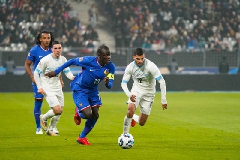 HLV Deschamps bảo vệ Mbappe giữa bão đồn sa thải