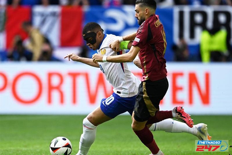 Mbappe luôn bị theo sát
