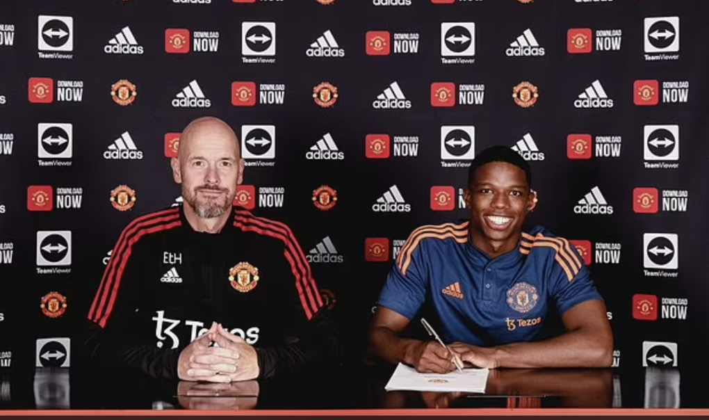 Hậu vệ trái 22 tuổi hôm qua mới chính thức ra mắt các CĐV của United Hậu vệ trái 22 tuổi hôm qua mới chính thức ra mắt các CĐV của United