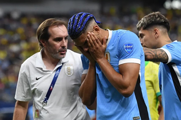 Barcelona được đền bù hậu hĩnh từ FIFA sau chấn thương dai dẳng của Ronald Araujo