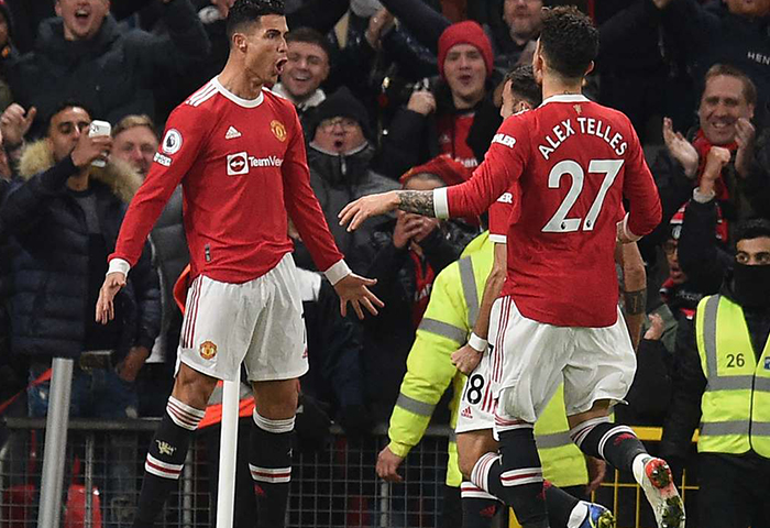 Ronaldo vượt mốc 800 bàn