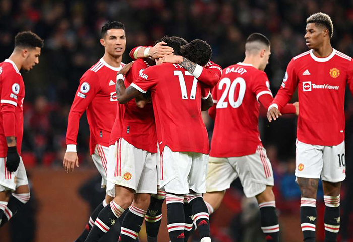 Ronaldo vượt mốc 800 bàn