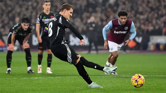 Saka nhường phạt đền cho Odegaard, phản ánh tinh thần đồng đội tại Arsenal