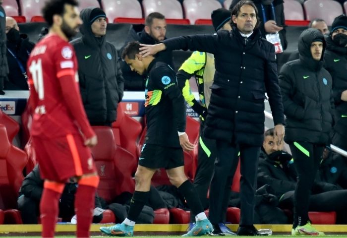 HLV trưởng Inter Milan nói gì về thẻ đỏ của Sanchez