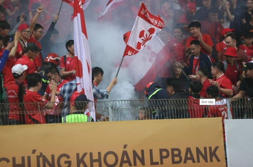 CĐV Hải Phòng tiếp tục ngang nhiên đốt pháo sáng, Hà Nội FC và CLB Hải Phòng đối diện án phạt