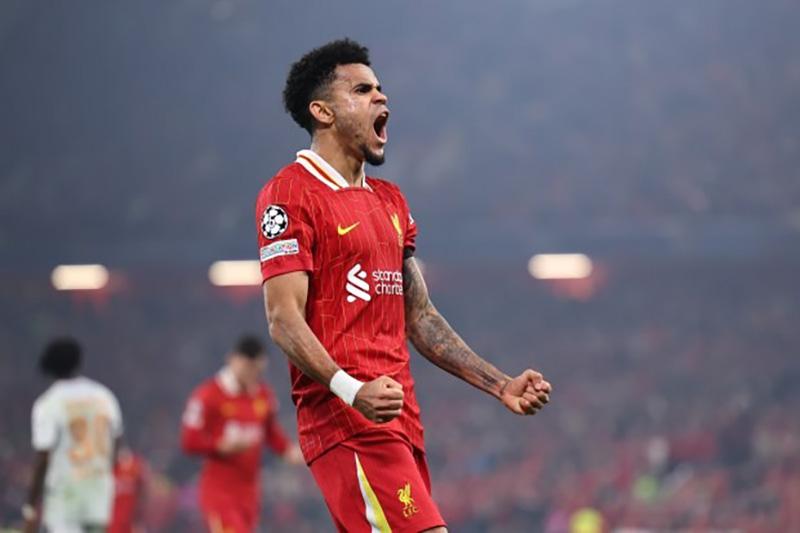 Hat-trick ngoạn mục của Luis Diaz, pha dứt điểm không cần nhìn khiến Anfield bùng nổ