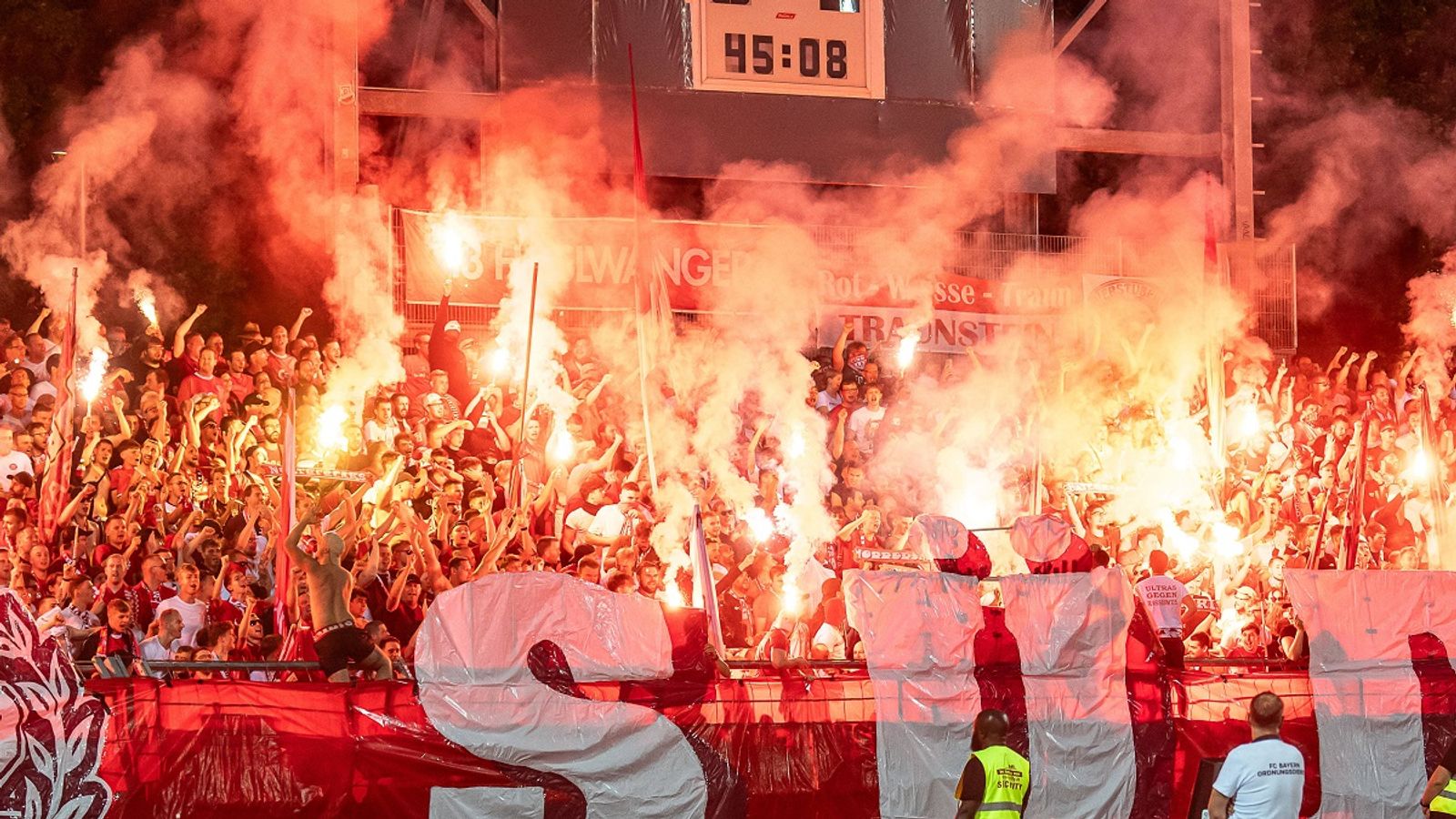 Án phạt lớn cho Bayern Munich vì hành vi đốt pháo sáng của CĐV