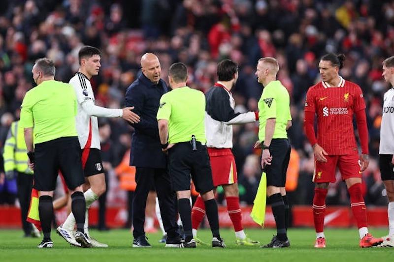 HLV Arne Slot của Liverpool bị cấm chỉ đạo trận gặp Tottenham do nhận án phạt thẻ vàng