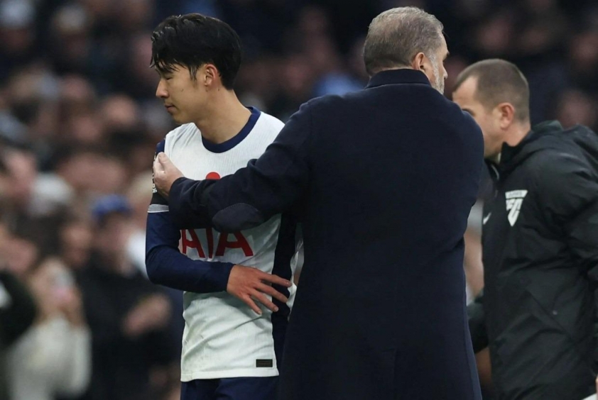Son Heung-min bộc phát sự tức giận khi bị thay ra, thể hiện rõ sự bất đồng quan điểm với huấn luyện viên