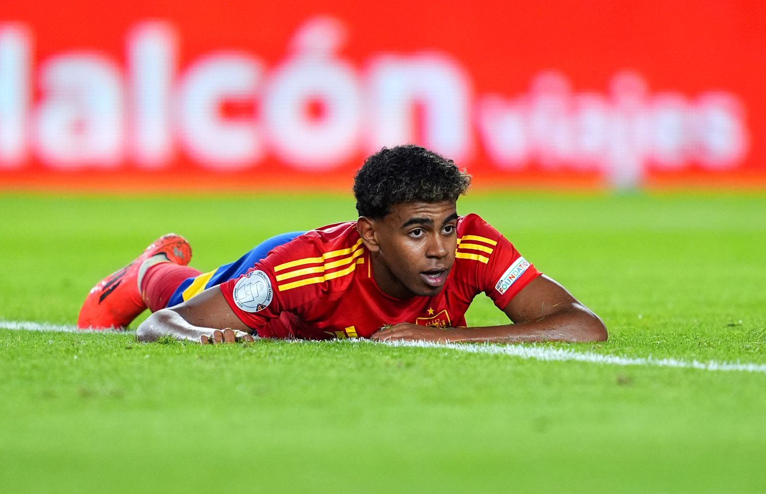 Lamine Yamal Tài năng trẻ Barcelona bị nhắm mục tiêu bởi các pha phạm lỗi