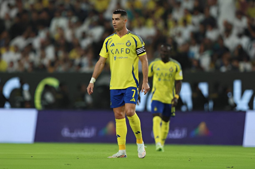 Ronaldo chất vấn trọng tài sau trận hòa của Al Nassr trước Al Hilal