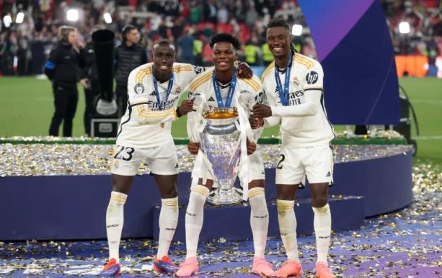 Real Madrid đau đầu tìm phương án thay thế Toni Kroos Eduardo Camavinga được ưu tiên