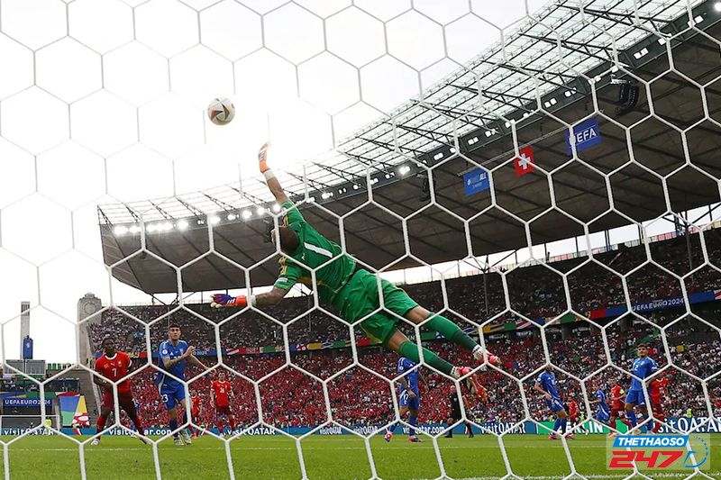 Gianluigi Donnarumma không có cơ hội cản phá cú sút của Ruben Varga