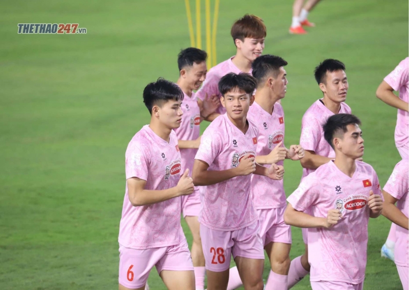 Châu Ngọc Quang Không cạnh tranh, nỗ lực chứng tỏ bản thân tại ĐT Việt Nam