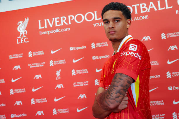 Quansah cam kết tương lai với Liverpool, hướng đến mục tiêu vô địch